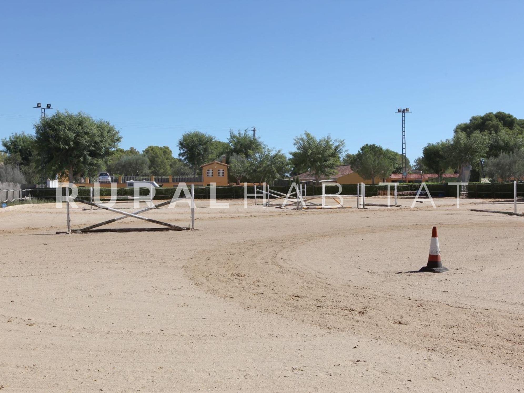 2 Finca ecuestre en venta - pista